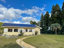 空と緑が映える施設外観