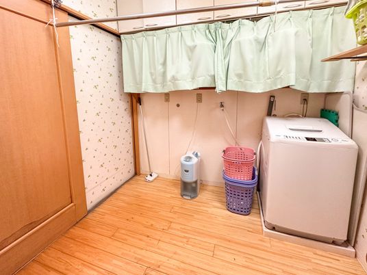 洗濯設備の整った洋室
