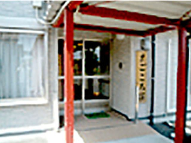 広い入り口の建物 エントランス 幅広い入口で、どなたでも出入りが簡単にできます。明るく開放的な雰囲気が魅力です。