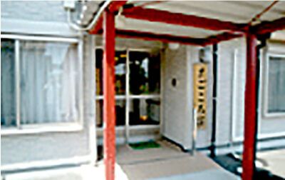 広い入り口の建物