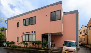 車が停まる建物外観