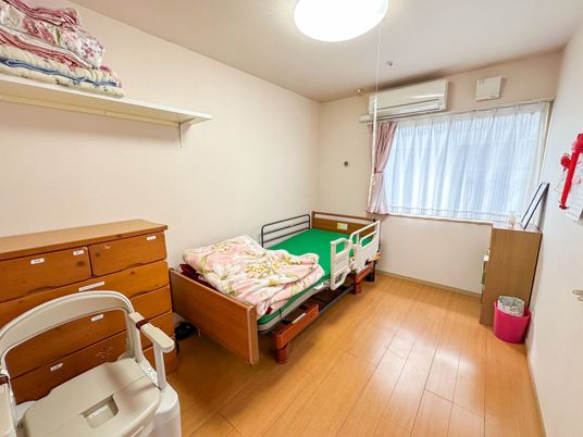 明るい居室の様子