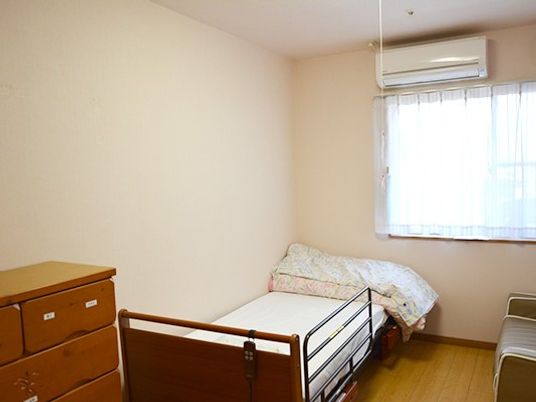 明るい居室のベッド  