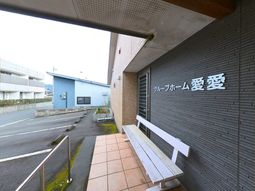入り口横のベンチ風景
