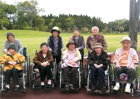 広場で集まる人々