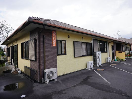 黄色い壁の一戸建て