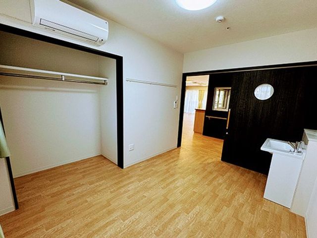 明るい居室 居室 清潔感ただよう明るい居室です。収納がしやすいスペースが確保されています。