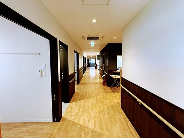 奥行きのある廊下 廊下 幅広く設計された廊下です。手すりが設置されているので、安心して歩行できます。