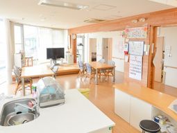 日差しの明るい共用スペース