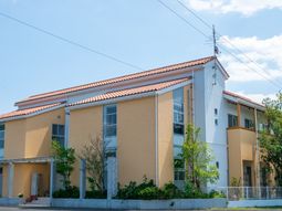 青空の下の明るい外観