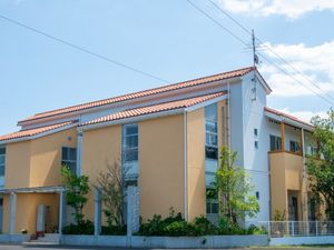 明るい外観の建物エントランス