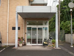 建物の玄関前  