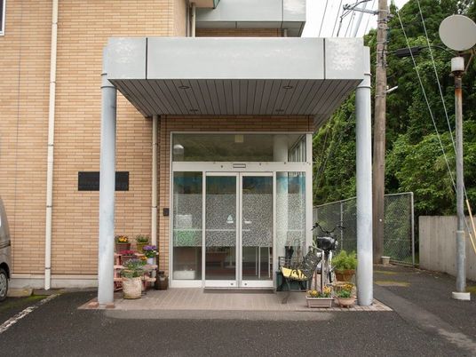 建物の玄関前  