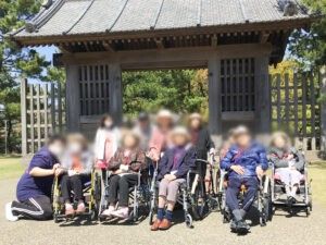 屋外での交流場面
