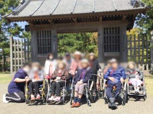 屋外での交流場面