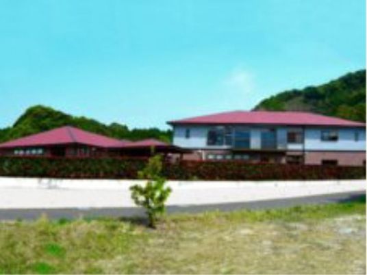 緑に囲まれた一階建て施設