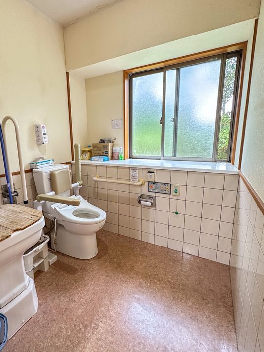 広々とした清潔なトイレ