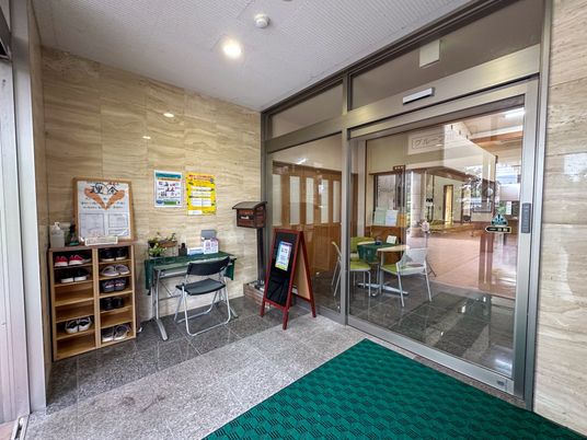 エントランスの明るい様子