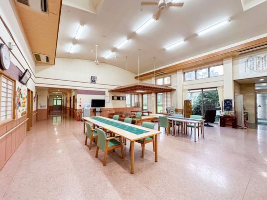 ゆったりとした明るい食堂