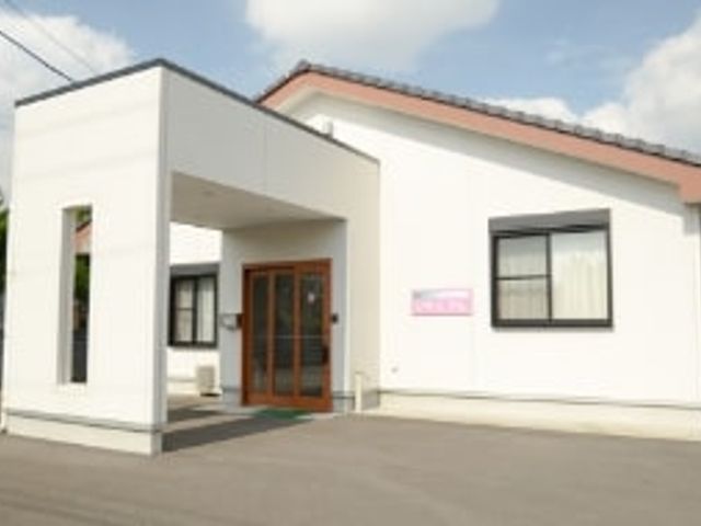 落ち着いた施設外観 外観   穏やかな環境が整う施設の外観です。自然に囲まれた立地で、心地よい仕事環境が期待できます。