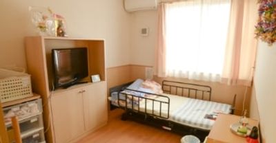 窓から光が差し込む居室