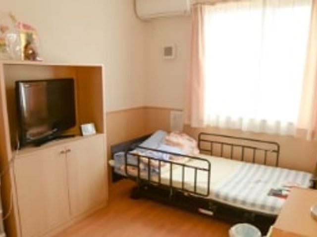 窓から光が差し込む居室 居室 自然光が入る明るい居室です。快適なくつろぎの時間を提供します。