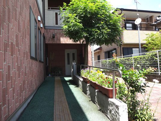 植物に彩られた清潔な入口