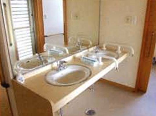 お二人同時に並んでご使用いただける洗面台の下部はスペースがあるため、車椅子をご利用の方でも使いやすく配慮された設計となっている。