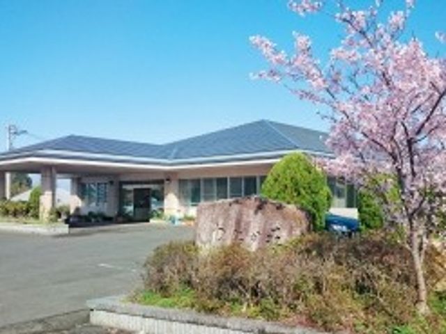 桜と建物外観 外観   春らしい桜が彩る平屋建ての外観です。広い駐車スペースがあり、来訪時の出入りもしやすそうです。