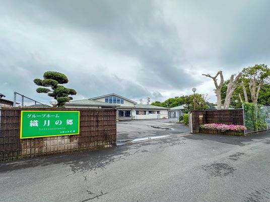 ゲートと正面からの外観