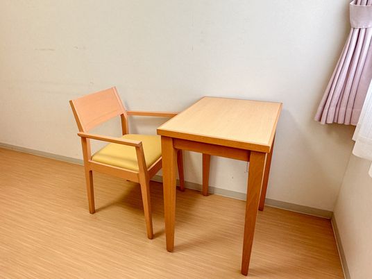 居室の椅子とテーブル