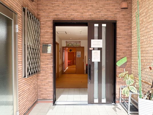 落ち着いた雰囲気のエントランス