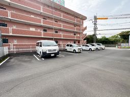 赤い建物の外観