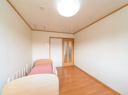 ベッドとテーブルのある部屋