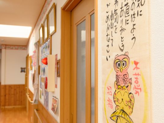 廊下の掲示物と木目調