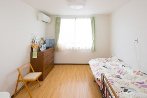 明るいベッドの居室