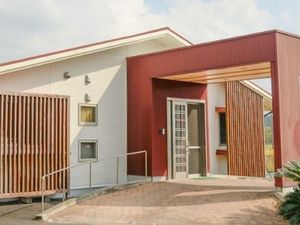 赤と白の建物の外観