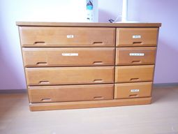 整理された木製の収納家具