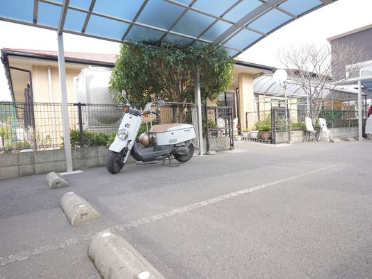 バイクが停まる屋根付き通路