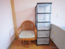 居室の椅子と収納棚