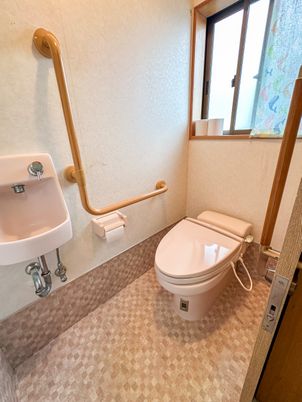 介護施設の清潔なトイレ