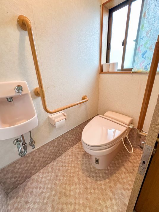 介護施設の清潔なトイレ