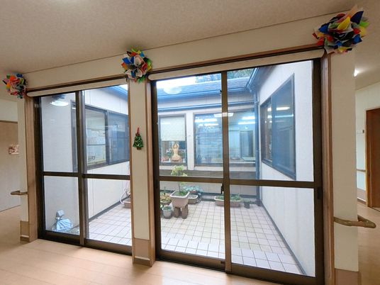 光に満ちた中庭の眺め