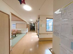 広々とした廊下の風景