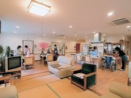 明るい共有スペース全体