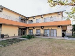 明るい色の建物と庭