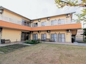 広い庭のある一軒家風建物
