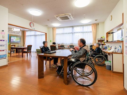 自然光が入るラウンジ