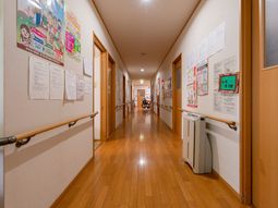 廊下に掲示物と手すり