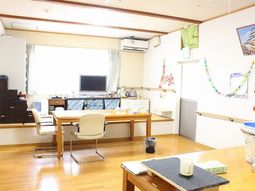 共有スペースの明るい居室